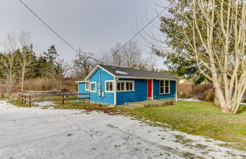 Oak Harbor House | Updated home close to everything w/ large yard & deck - 2 dogs welcome!