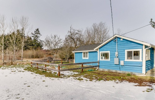 Oak Harbor House | Updated home close to everything w/ large yard & deck - 2 dogs welcome!