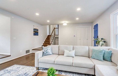 West End House | Updated Home w/ Yard ~ 4 Mi to Old Town Alexandria