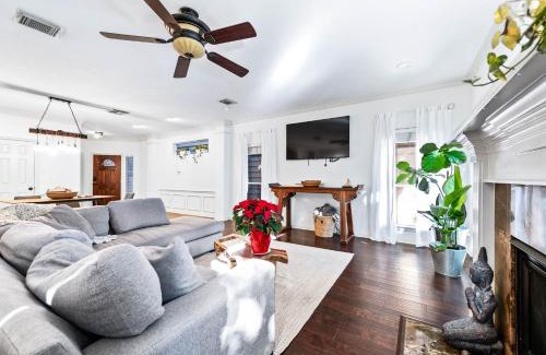 Washington Ave./ Memorial Park House | Updated Home, Zen Vibe, 3BR w Cowboy Pool