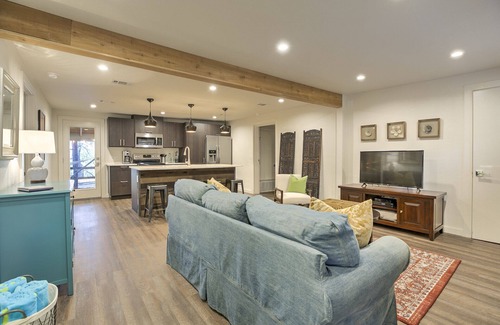 Yacht Harbor House | Updated Modern Lake Travis Bungalow With Lake Access