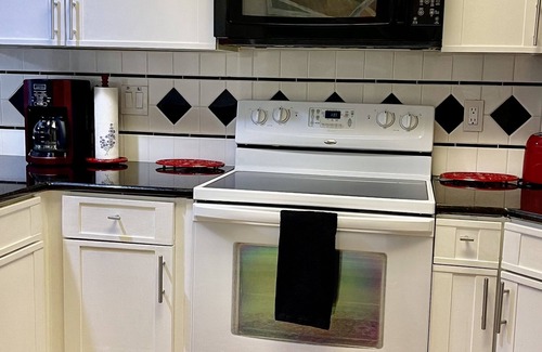 New Braunfels Condo | Updated Single Story Comal River Condo with Pool-Walk to Downtown NB