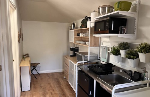 Los Angeles House | Updated & Sunny Detached 1 Bedroom Guest Unit with Kitchenette & View