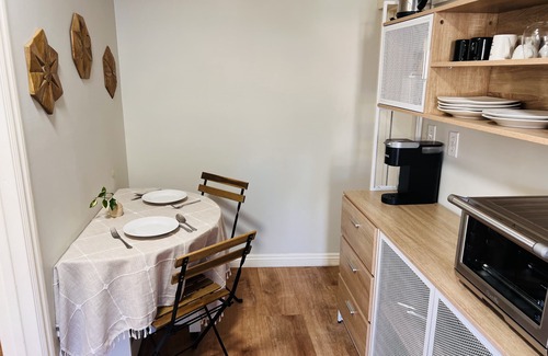 Los Angeles House | Updated & Sunny Detached 1 Bedroom Guest Unit with Kitchenette & View