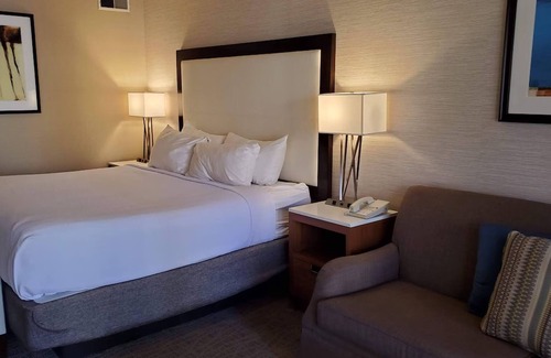 Downtown Resort | Updated Unit w/Comfy King Bed, Pool & Sunset Views!