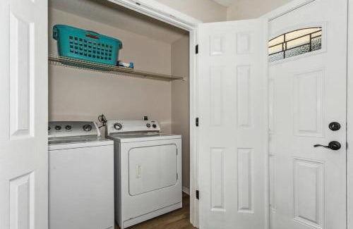South Pensacola House | Upgraded Midcentury 3 BDR Home Downtown Pensacola