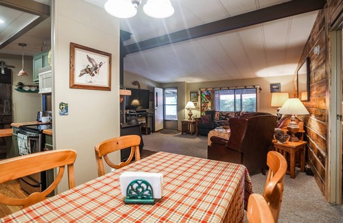 Klamath Lake House | Upgraded Rustic Themed Retreat w/screened porch in Rocky Point.