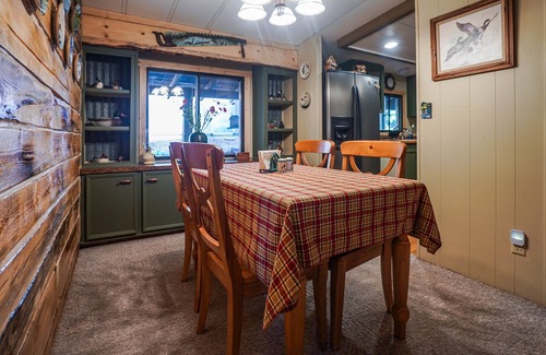 Klamath Lake House | Upgraded Rustic Themed Retreat w/screened porch in Rocky Point.