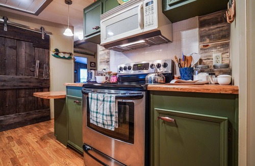Klamath Lake House | Upgraded Rustic Themed Retreat w/screened porch in Rocky Point.