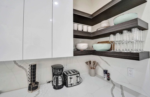 Poinsettia Heights House | Upscale 4 BDRM Retreat - Mins to Las Olas & Beach