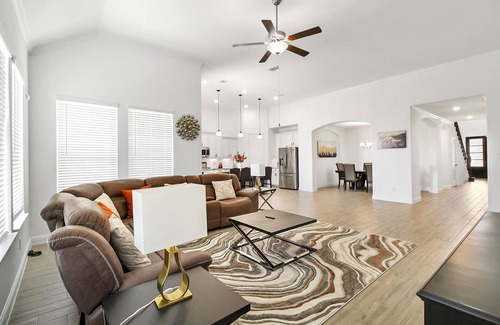 Katy House | Upscale 5BR Katy Home, Sleeps 10 w/Space & Style!