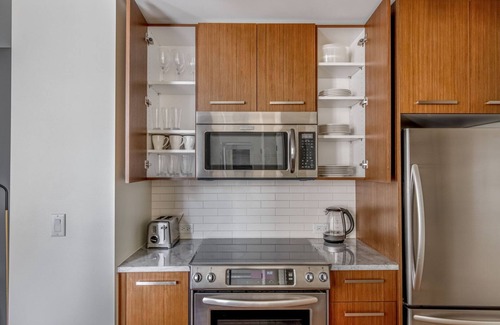 Bay Village Apartment | Upscale Back Bay 1BR w/Gym & W/D, nr Dining, by Blueground