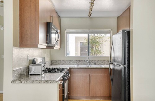 Downtown Burbank Apartment | Upscale Burbank 2BR w/BBQ, Gym & Pool, near TJ & WF, by Blueground
