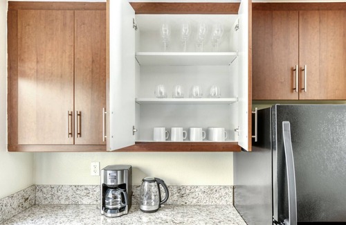 Downtown Burbank Apartment | Upscale Burbank 2BR w/BBQ, Gym & Pool, near TJ & WF, by Blueground