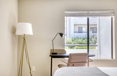 Downtown Burbank Apartment | Upscale Burbank 2BR w/BBQ, Gym & Pool, near TJ & WF, by Blueground