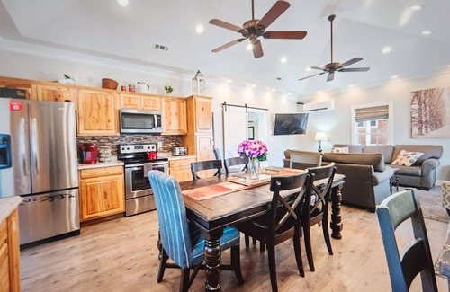Kanab House | Upscale Cottage/gym/sauna/backyard/walk to: hiking/museums/restaurants/shop/SL7+