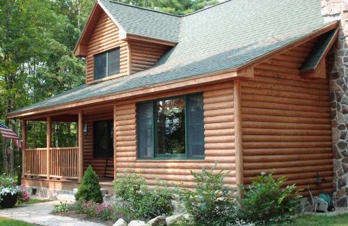 Fryeburg House | Upscale Fryeburg Cabin Hot Tub and Billiards Table!