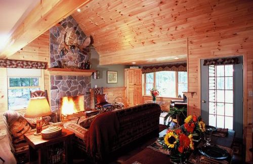 Fryeburg House | Upscale Fryeburg Cabin Hot Tub and Billiards Table!
