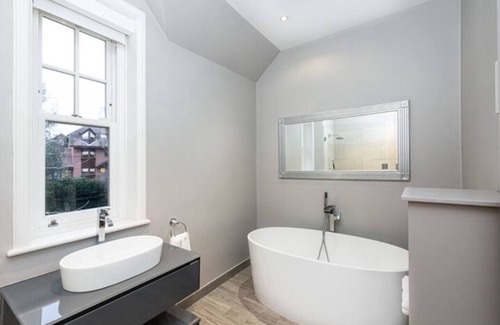 Highgate House | Upscale Immense 5BR Edwardian Mansion in N. London