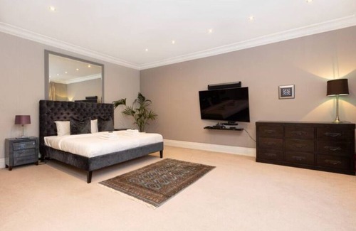 Highgate House | Upscale Immense 5BR Edwardian Mansion in N. London