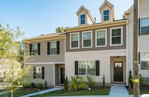 Southwest Raleigh House | Upscale King 3BR Townhouse Mins to Cary & NC State