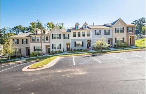 Southwest Raleigh House | Upscale King 3BR Townhouse Mins to Cary & NC State
