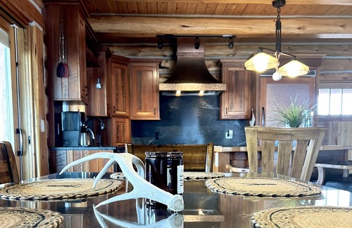 Story House | Upscale log home at base of Bighorn Mountains in Big Horn WY