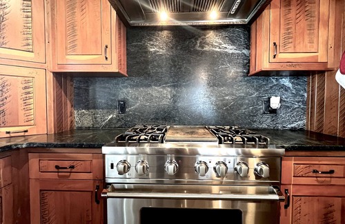 Story House | Upscale log home at base of Bighorn Mountains in Big Horn WY