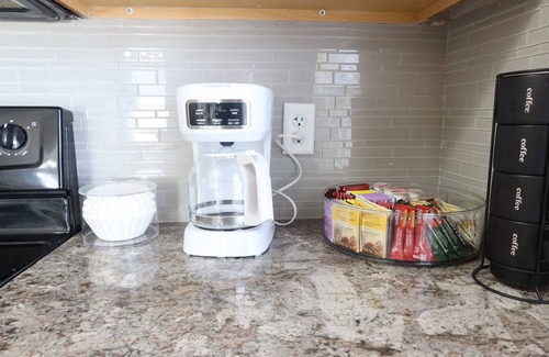 Kansas City Condo | Upscale Long Stay: King Bed-WiFi-Pet OK-Washer/Dryer-AC-16mi->Arrowhead-North KC