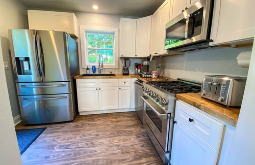 Navy Point House | Upscale Navy Point 2 bed/2 bath with dreamy yard