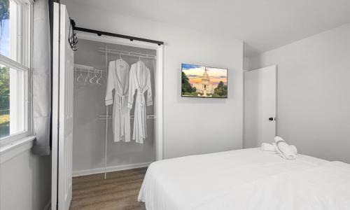 Jefferson Manor Apartment | Upscale Old Town Views 3BD Lux