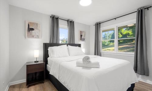 Jefferson Manor Apartment | Upscale Old Town Views 3BD Lux