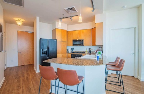 Downtown Phoenix Apartment | Upscale PHX Stay | Pool,Gym,Balcony,W/D,Parking