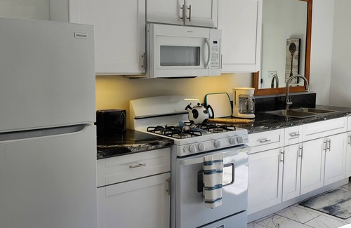 Los Altos Apartment | Upscale private back house with patio