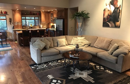 West Sedona House | UPSCALE PRIVATE HOME, SPECTACULAR VIEWS, WALK TO TRAILS, HUGE DECK QUIET!