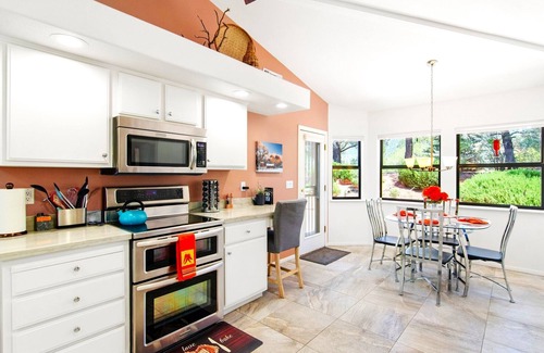Oak Creek House | UPSCALE Sedona VIEWS-heated POOL-golf-hot tub-Pball-tennis-fireplace-PRIVATE