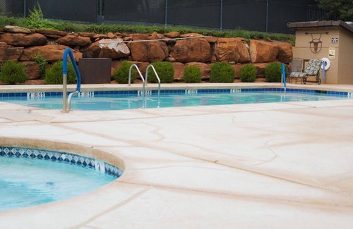 Oak Creek House | UPSCALE Sedona VIEWS-heated POOL-golf-hot tub-Pball-tennis-fireplace-PRIVATE