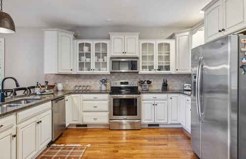 Gatlinburg - Pigeon Forge House | Upscale Spacious Lodge, Mountain Views, Fire Pit, Arcade Games, Yoga Room