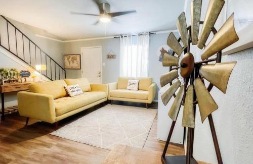 Leon Valley House | Upscale Townhouse Heart of SA's medical Center