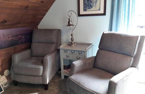 Alki House | UPSTAIRS Alki Beach APARTMENT - Seattle -Historic-1858