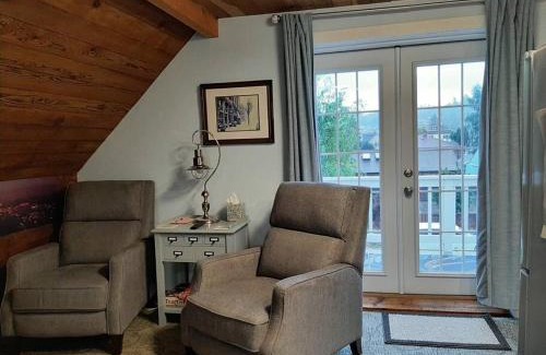 Alki House | UPSTAIRS Alki Beach APARTMENT - Seattle -Historic-1858