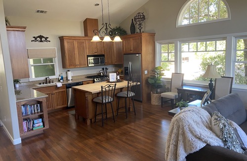 Paso Robles Apartment | 🍾UPSTAIRS ON VINE - 2 blocks from the center of town!🍷