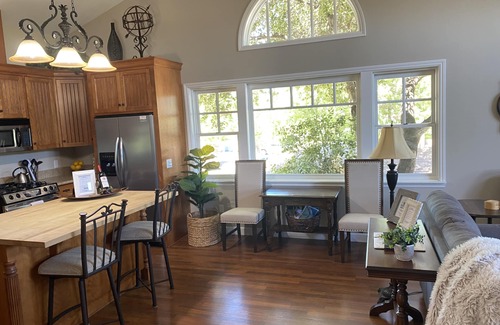 Paso Robles Apartment | 🍾UPSTAIRS ON VINE - 2 blocks from the center of town!🍷