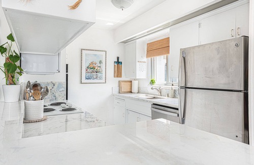 West Newport Condo | Upstairs Tropical Getaway | Great Value So Close to the Beach! | 2 Decks! | Tons of Space to Unwind!