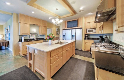 Buchanan Dam House | Upstay -10 Waterfront Mansion with Jetty