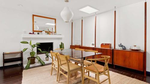 East Congress House | Upstay Contemporary 3BR Family Home with Garden and Indoor Fireplace