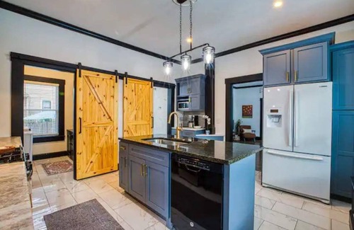 New Albany House | Uptown Class