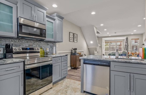 Olney-Oak Lane House | Uptown Gem - Comfort. Cleanliness. Character!