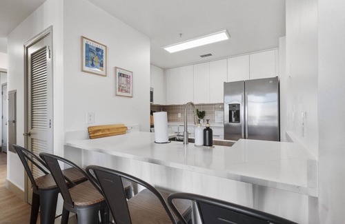 Fourth Ward Apartment | Uptown Luxury | Top Floor King Suite, Free Parking