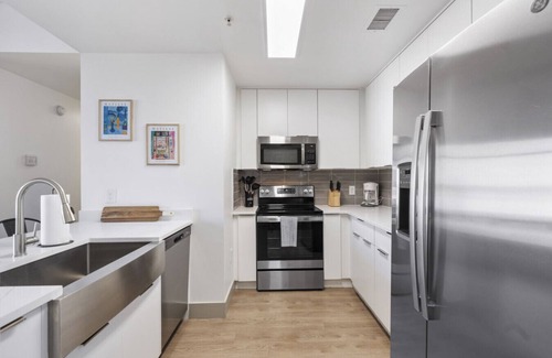 Fourth Ward Apartment | Uptown Luxury | Top Floor King Suite, Free Parking